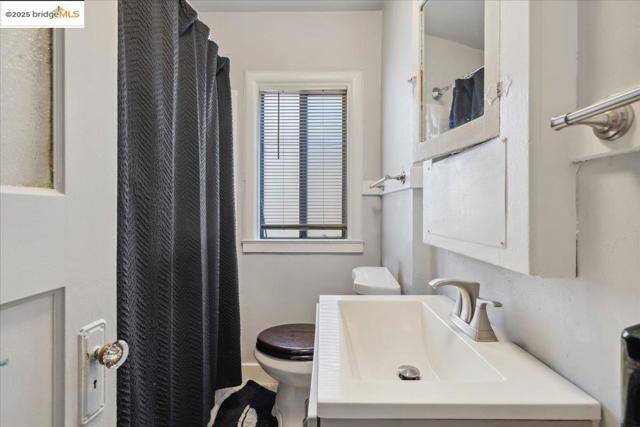 2717 Mabel St, Berkeley CA: https://media.crmls.org/mediaz/40dab11b-c64c-4e2d-ba9a-21eec60d5b64.jpg