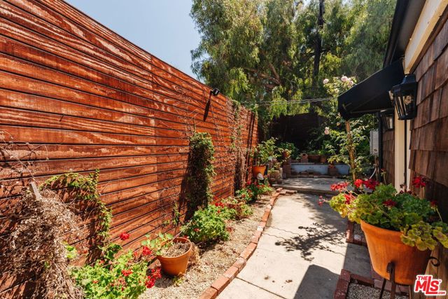 2344 Sunset Heights Drive, Los Angeles CA: https://media.crmls.org/mediaz/40dafd44-756f-4d8d-a240-b3bce927d00f.jpg