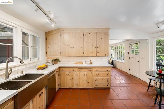 2976 Joaquin Miller Rd, Oakland CA: https://media.crmls.org/mediaz/40db6b9c-d45a-4d32-a304-bacd6c2135a1.jpg