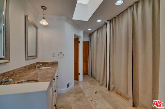 127 Abalone Avenue, Newport Beach CA: https://media.crmls.org/mediaz/40dce1eb-59fe-4bc3-8462-d8ea561df263.jpg