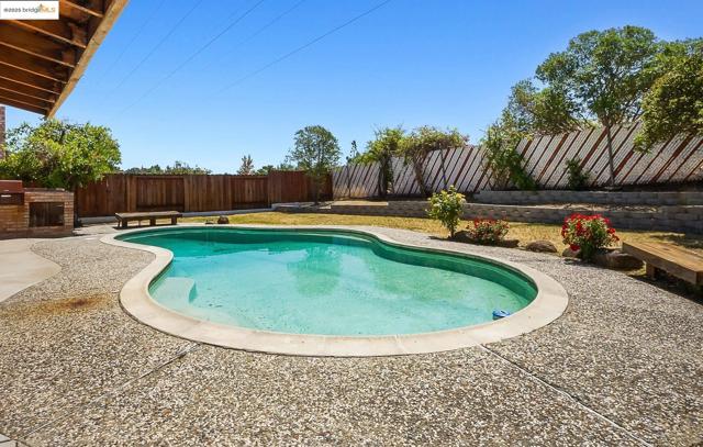 2125 Robles Dr, Antioch CA: https://media.crmls.org/mediaz/40dd478d-d46c-4e91-8baa-1ab2a9f349ee.jpg