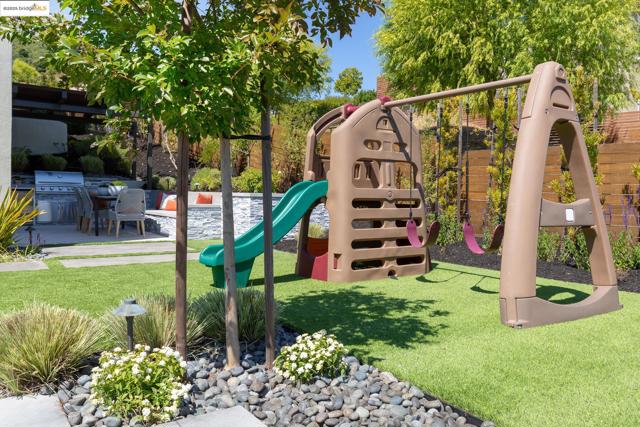63 Tomcat Way, Orinda CA: https://media.crmls.org/mediaz/40dd6cb4-1b95-4e50-82b5-a4fdb0109549.jpg