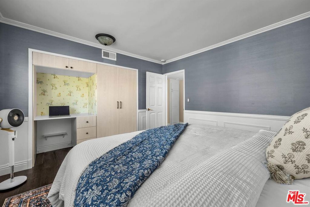 https://media.crmls.org/mediaz/40ddfe2d-60f3-4647-86d6-3de2475de1f0.jpg?preset=X-Large