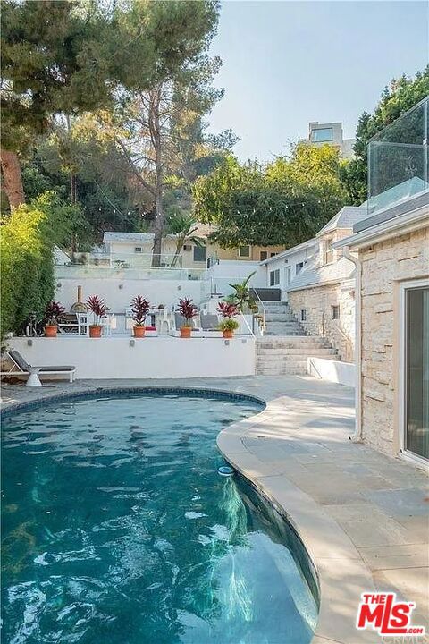 2633 N Commonwealth Avenue, Los Angeles CA: https://media.crmls.org/mediaz/40de5735-e457-4ee1-9947-97d8ab3e13af.jpg