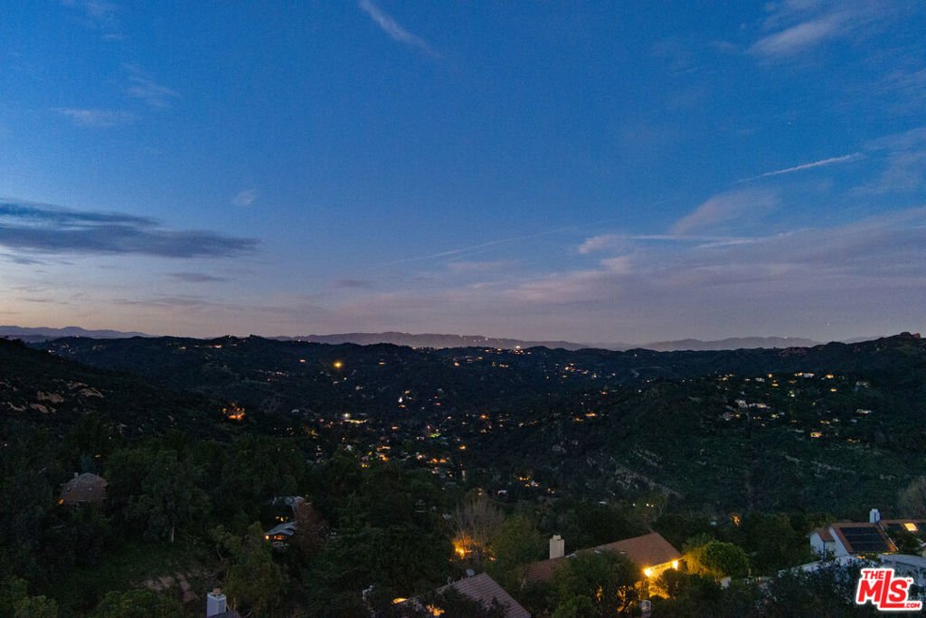 https://media.crmls.org/mediaz/40def695-f070-41df-93bf-f7f6cc20485f.jpg?preset=X-Large