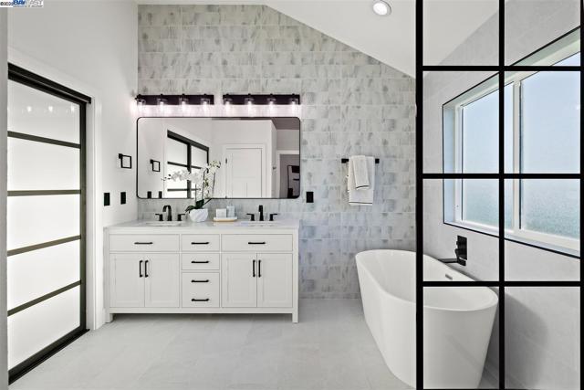 3198 Vintage Crest Dr, San Jose CA: https://media.crmls.org/mediaz/40df00cb-1b32-4158-94cf-20f838e536cf.jpg