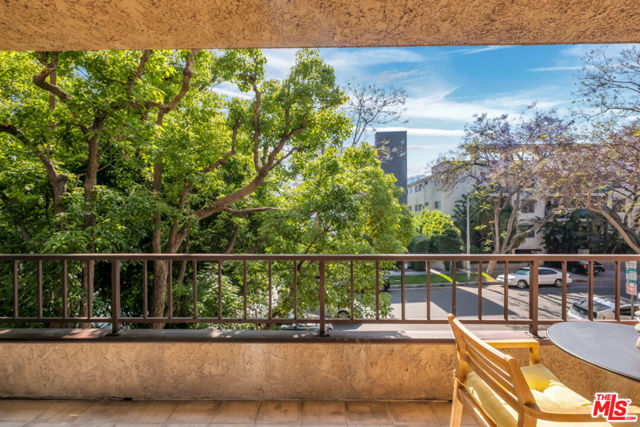 1124 N Kings Road, West Hollywood CA: https://media.crmls.org/mediaz/40df0739-b4d9-4c79-83d7-5ad8d1800d88.jpg
