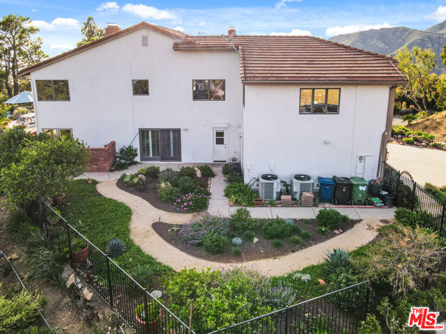 23255 W Paloma Blanca Drive, Malibu CA: https://media.crmls.org/mediaz/40df4096-47b0-445c-bb43-aceff9d3203f.jpg