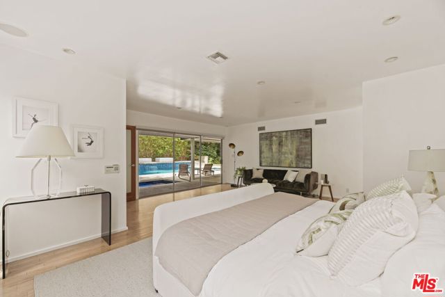 8630 Allenwood Road, Los Angeles CA: https://media.crmls.org/mediaz/40dfea12-d6f5-4807-af94-acba9405e5ab.jpg