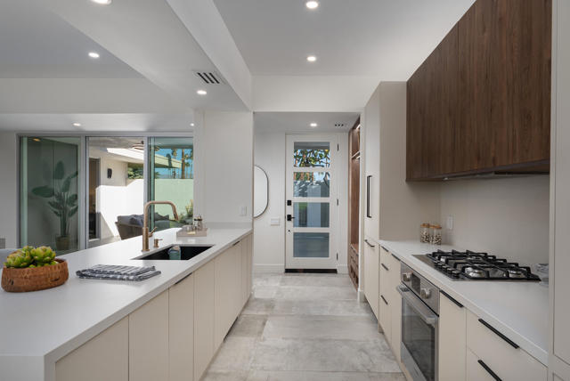 80 Lakeview Drive, Palm Springs CA: https://media.crmls.org/mediaz/40e0c862-c103-4fae-b0d3-c3dd800c078c.jpg