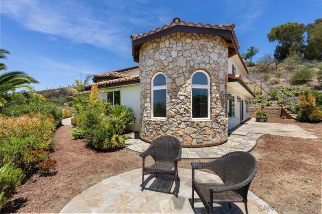 2342 CARIOCA PL, Vista CA: https://media.crmls.org/mediaz/40e11dcf-8cd3-4df2-a5c4-cfd53e15cf90.jpg