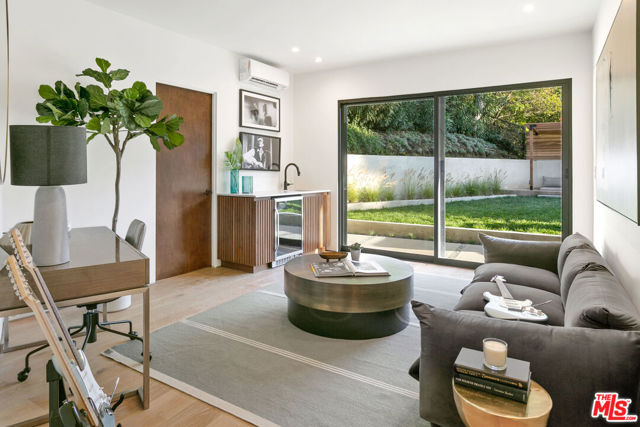 11428 Dona Lola Drive, Studio City CA: https://media.crmls.org/mediaz/40e145c4-2d96-4f47-bbc2-90f296c7fa1c.jpg