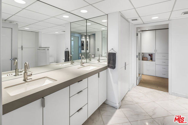 13700 Marina Pointe Drive, Marina del Rey CA: https://media.crmls.org/mediaz/40e26225-8049-4413-84c0-2c94641e021a.jpg