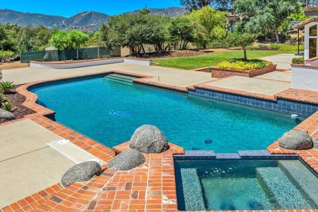 3453 Via Loma Vista, Escondido CA: https://media.crmls.org/mediaz/40e320e8-d4aa-480e-a2cc-f6e3138520e2.jpg