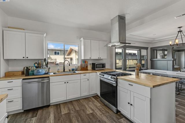 2708 60th Avenue, Oakland CA: https://media.crmls.org/mediaz/40e3c695-db73-41aa-a454-4e730a813e1c.jpg