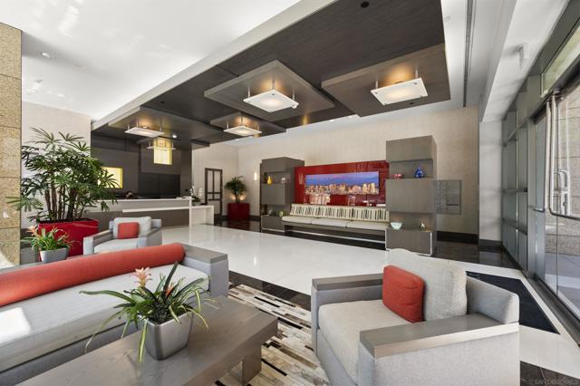 550 Front St, San Diego CA: https://media.crmls.org/mediaz/40e3e259-94c0-45ae-ae97-46c449de849f.jpg