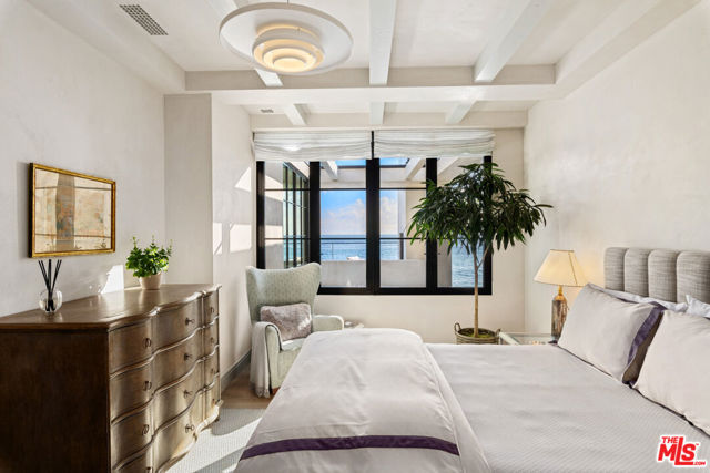 27218 Pacific Coast Highway, Malibu CA: https://media.crmls.org/mediaz/40e43a5a-3d95-4b53-ae91-3e8daef17be4.jpg