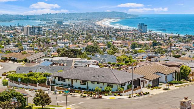 5560 Moonlight Lane, La Jolla CA: https://media.crmls.org/mediaz/40e467a6-4002-4930-937b-2ee71557fe76.jpg