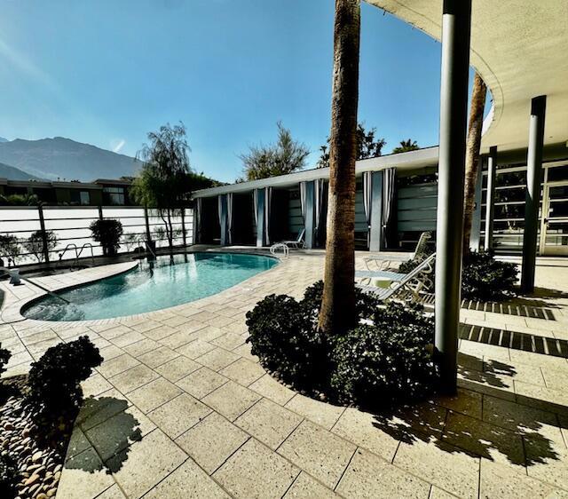 870 E Palm Canyon Drive, Palm Springs CA: https://media.crmls.org/mediaz/40e50174-37ed-42a2-a2c7-80c719e6f026.jpg