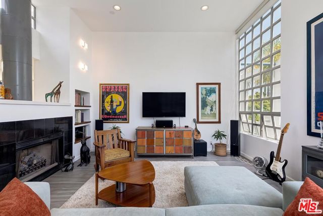 2336 28th Street, Santa Monica CA: https://media.crmls.org/mediaz/40e691cb-9102-4c67-89b2-bb2ec25964cb.jpg