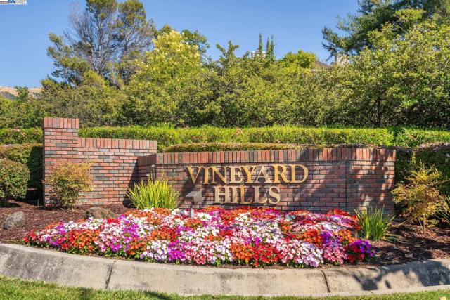 44930 Lynx Dr, Fremont CA: https://media.crmls.org/mediaz/40e731e7-6d8b-4dff-a987-7f770c8969b5.jpg