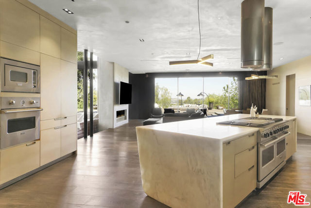 9152 Janice Place, Beverly Hills CA: https://media.crmls.org/mediaz/40e818cf-f18c-40bc-9cbf-ef71a3ac608f.jpg