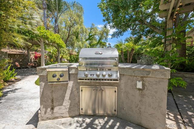12516 Rougemont Pl, San Diego CA: https://media.crmls.org/mediaz/40e8b524-9816-4a9f-9dc2-cecbe7ea70d8.jpg