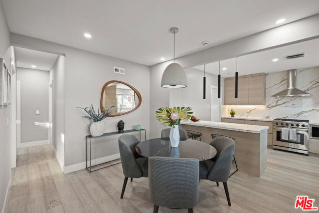7337 5th Avenue, Los Angeles CA: https://media.crmls.org/mediaz/40e8d52d-92fa-4d93-ba63-5840195e6196.jpg