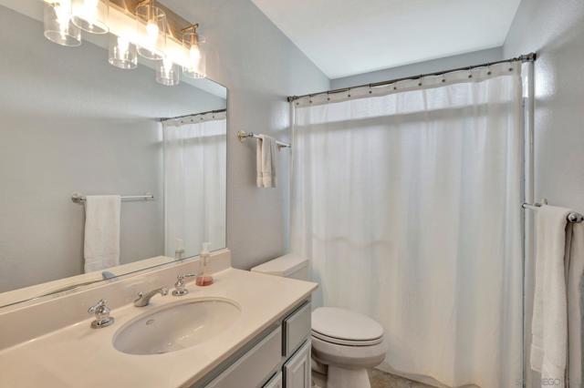 1976 Vineyard Ave, Vista CA: https://media.crmls.org/mediaz/40e94f4c-bcbb-4682-83be-baed15bac94a.jpg