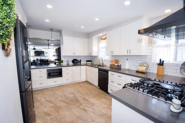Detail Gallery Image 3 of 4 For 1420 East Lane, Imperial Beach,  CA 91932 - 4 Beds | 3 Baths
