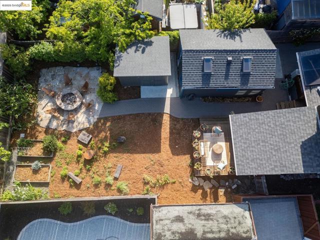 1334 Derby St, Berkeley CA: https://media.crmls.org/mediaz/40ec41df-8fb4-412f-b036-e2bd1b989922.jpg
