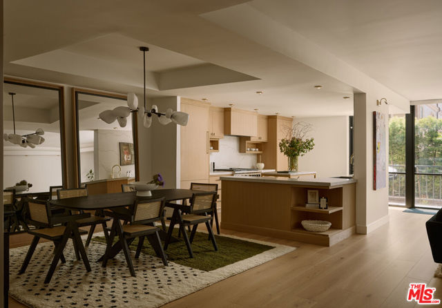 211 S Spalding Drive, Beverly Hills CA: https://media.crmls.org/mediaz/40ec459e-75c3-4f6f-adaa-154553fefa49.jpg
