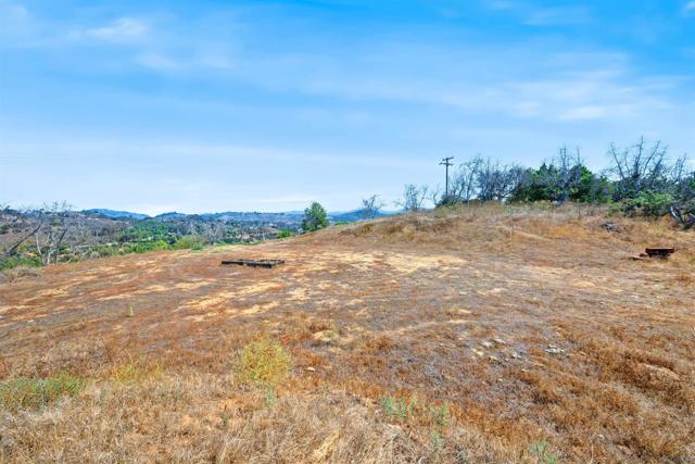 3240 Via Del Cielo, Fallbrook CA: https://media.crmls.org/mediaz/40ed8434-b2ba-4199-8f53-d3d5f7e0a96e.jpg