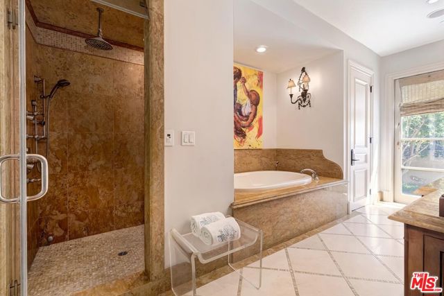 513 North Canon Drive photo 22