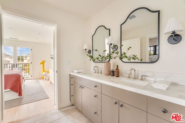 2455 23rd Street, Santa Monica CA: https://media.crmls.org/mediaz/40ee6e8c-1506-4221-8e27-046edba9611f.jpg