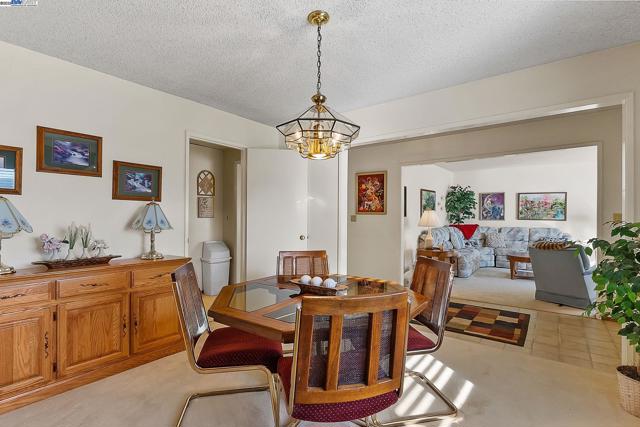 3803 Cheshire Ct, Pleasanton CA: https://media.crmls.org/mediaz/40efb6da-94e8-4084-b762-cc052484efb0.jpg