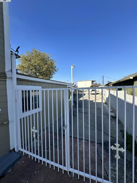 1725 96Th Ave, Oakland CA: https://media.crmls.org/mediaz/40f0af9f-a776-4caa-a5d3-112658caa970.jpg