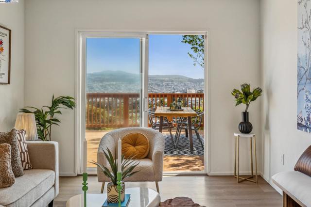 471 JOOST AVENUE, San Francisco CA: https://media.crmls.org/mediaz/40f17f03-d193-44e1-92da-25eda63cb376.jpg