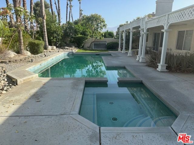 44 E Sutton Place, Palm Desert CA: https://media.crmls.org/mediaz/40f1c74e-e19d-49fe-8817-146e2a787f38.jpg