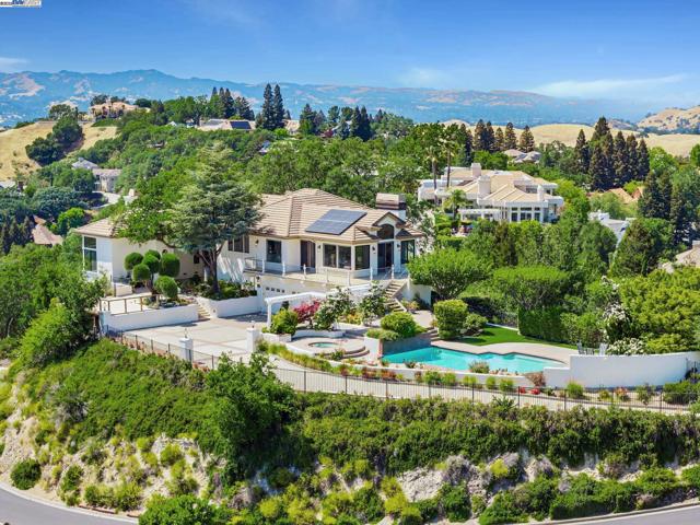 530 Oakshire Pl, Alamo CA: https://media.crmls.org/mediaz/40f242a7-11f7-4e7a-a64c-66f0135722df.jpg