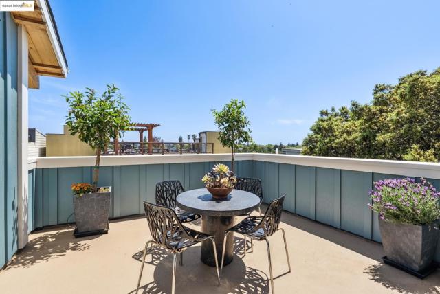 4428 Howe St, Oakland CA: https://media.crmls.org/mediaz/40f2ed0d-ea41-4a81-b838-f81dadc70a86.jpg