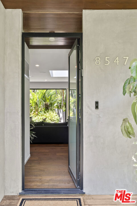 8547 Appian Way, Los Angeles CA: https://media.crmls.org/mediaz/40f3c36e-fdde-4c0b-8f8c-c0754bd04850.jpg