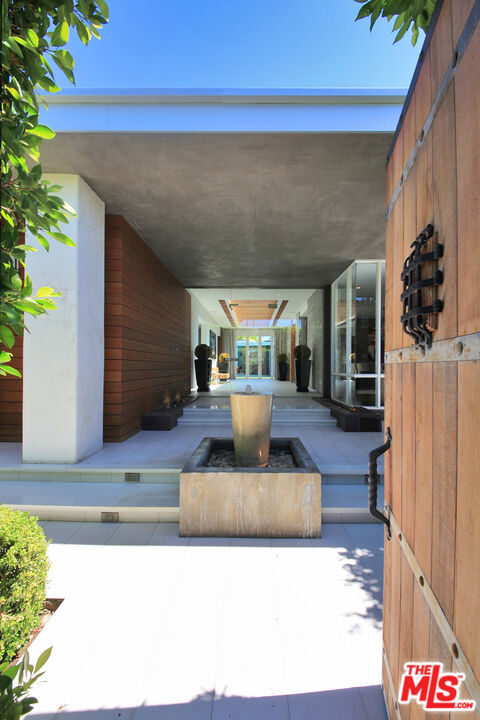 3054 Elvido Drive, Los Angeles CA: https://media.crmls.org/mediaz/40f3ebee-b3f2-4141-89d0-870736044da6.jpg