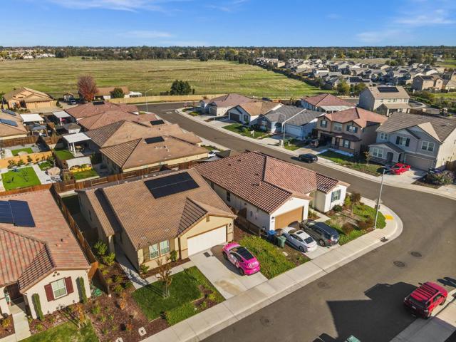 8189 Scrimshaw Way, Sacramento CA: https://media.crmls.org/mediaz/40f46cfa-77e5-47d7-b499-b44d202f21fe.jpg