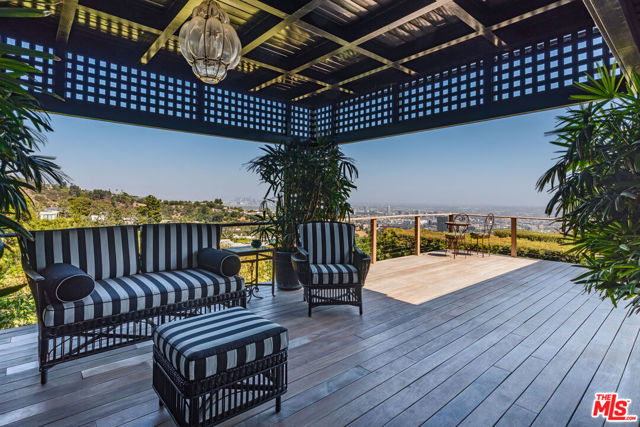 1612 Gilcrest Drive, Beverly Hills CA: https://media.crmls.org/mediaz/40f73ef7-3ce2-48d4-b853-ad8ef0c5d0d2.jpg