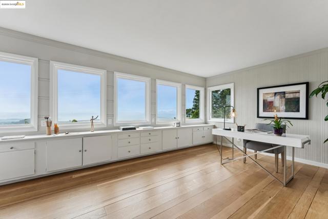 1057 Arlington Blvd, El Cerrito CA: https://media.crmls.org/mediaz/40f77101-9898-46c6-861b-bcca6ba2ab32.jpg