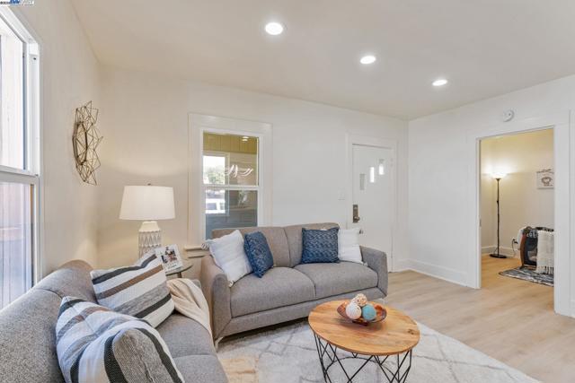 2720 Short St, Oakland CA: https://media.crmls.org/mediaz/40f7c244-cce3-4819-8743-62c8a474237a.jpg