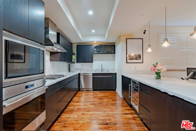 4661 Wilshire Boulevard, Los Angeles CA: https://media.crmls.org/mediaz/40f7c5d1-8e27-4f74-9530-358393dcbb09.jpg