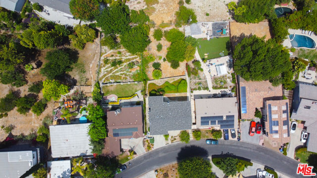 22224 Cass Avenue, Woodland Hills CA: https://media.crmls.org/mediaz/40f81b2f-b55e-4910-ab3d-a8086437a436.jpg