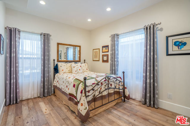 6411 W 85th Street, Los Angeles CA: https://media.crmls.org/mediaz/40f83ad1-d8aa-4383-9837-65ec5ff057d6.jpg